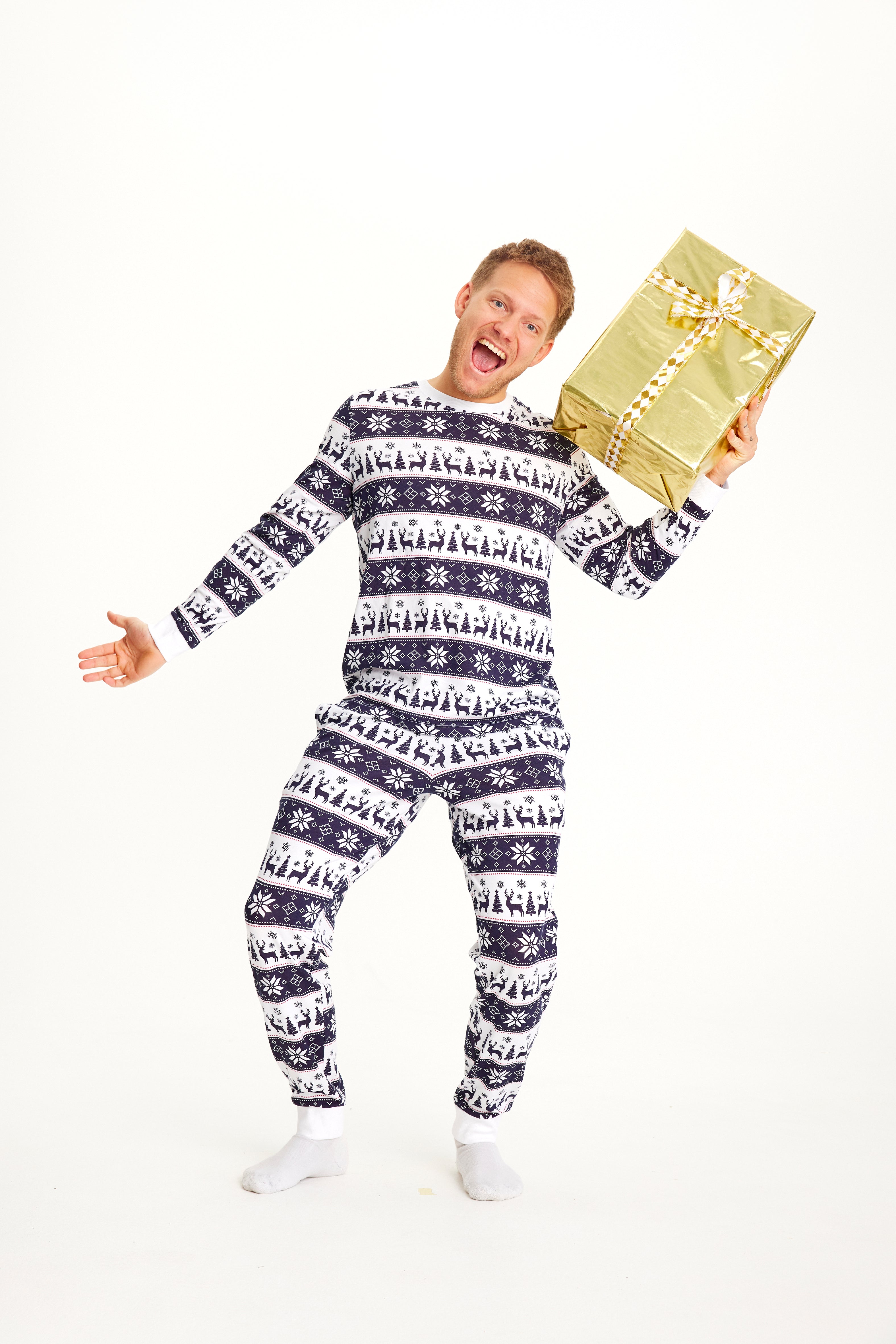 Ein Paar in einem weiß und blau gestreiften Weihnachtspyjama.